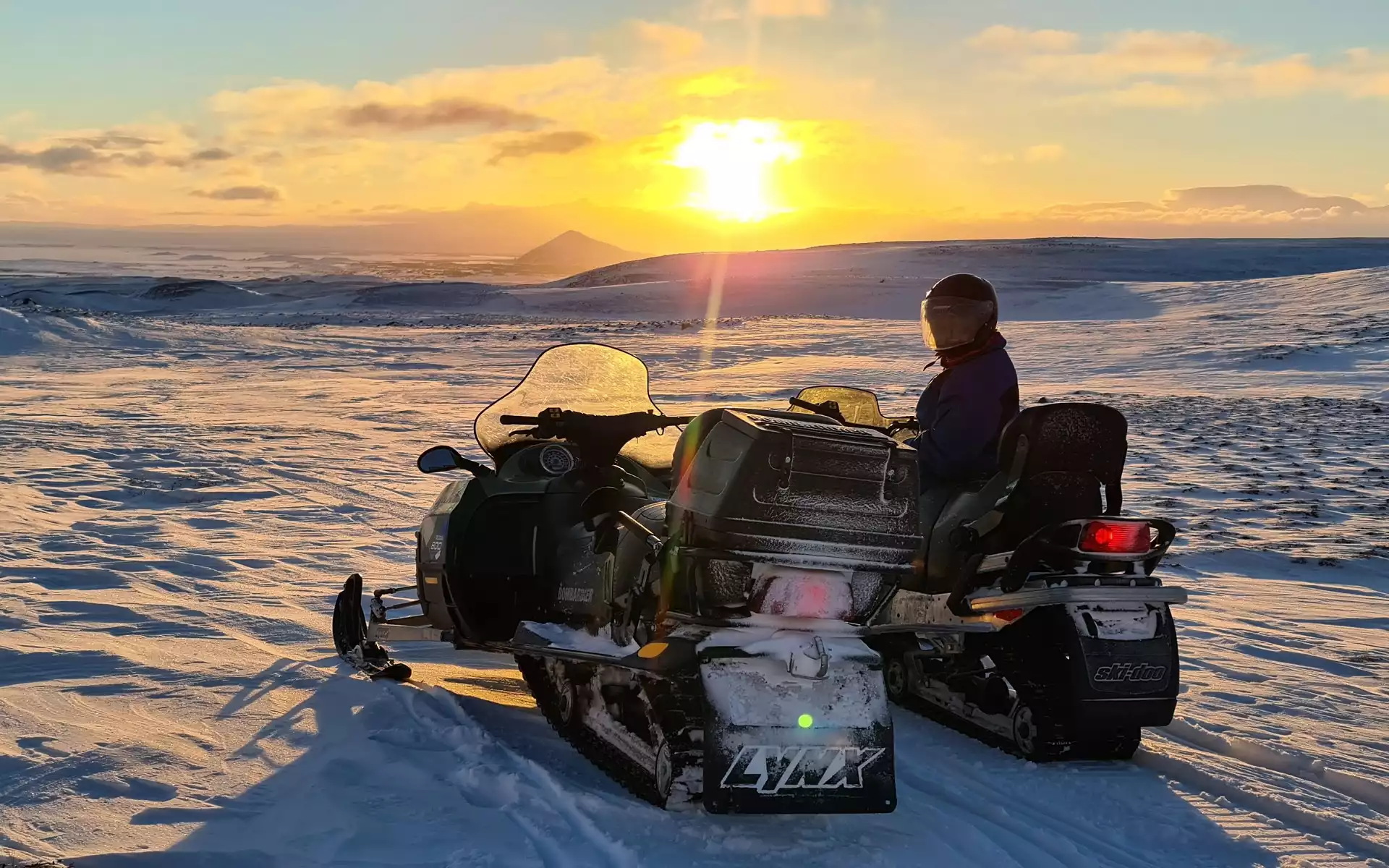 Zonsopkomst op de Hverfjell krater, geysir bread en modderpoelen