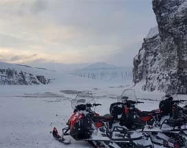 spitsbergen-sneeuwscootertocht-huskyfarm